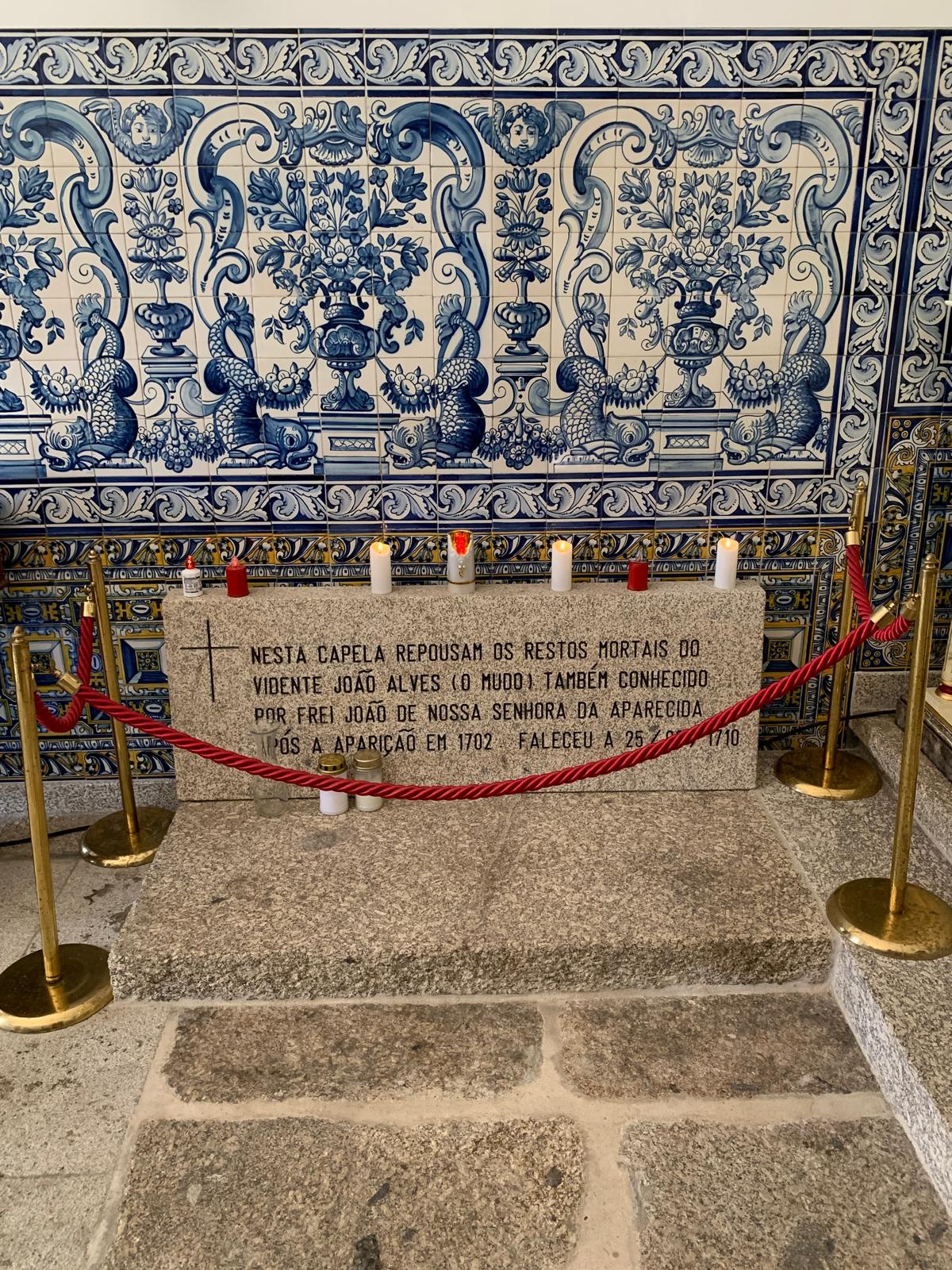 Imagem 6: Sepultura no Interior da Capela, onde repousam os restos mortais de João o mudo e vidente/ Juliana Gomes/2024 