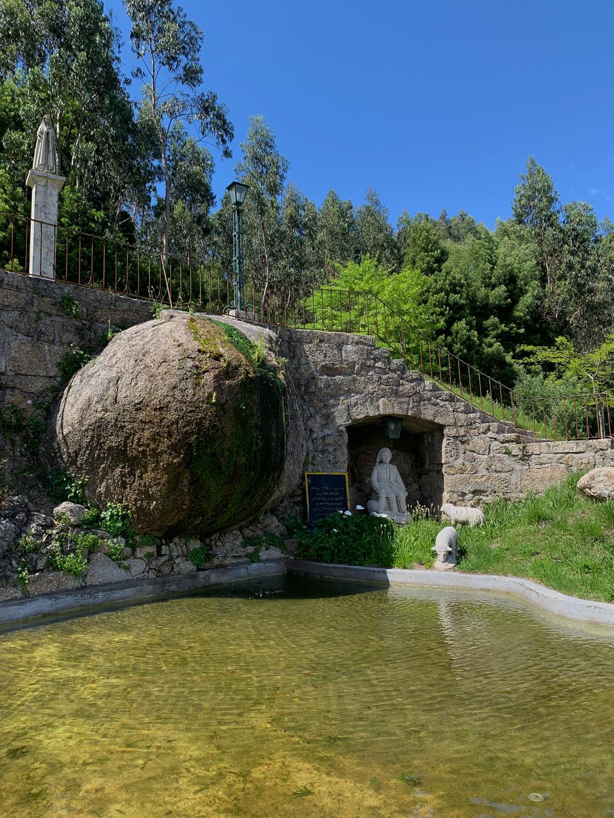 Imagem 7: Lago no jardim do recinto do santuário, onde pessoas atiram para a água moedas em forma de promessa e esmola, neste lago temos a imagem de Nossa Senhora e de João o mudo/ Juliana Gomes/2024