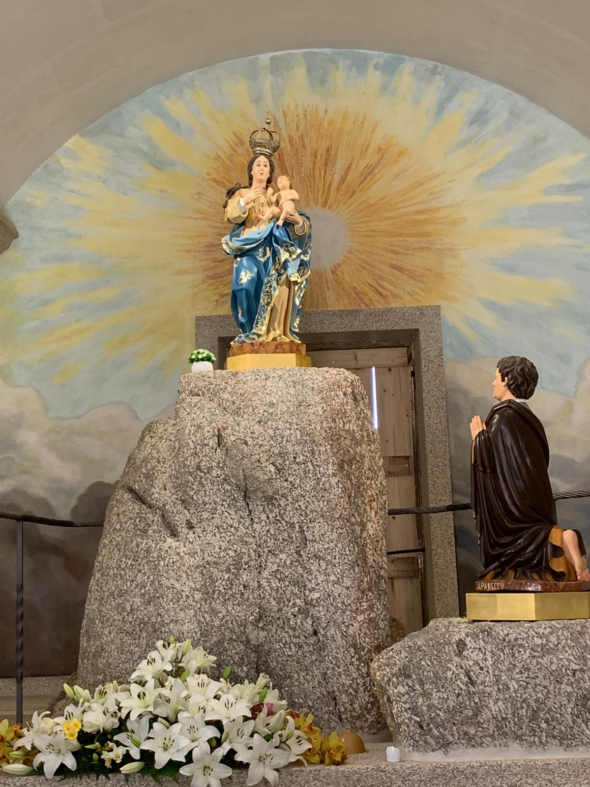 Imagem 5: Interior da capela , na imagem podemos observar a imagem de Nossa Senhora da Aparecida e João o mudo e vidente/ Juliana Gomes/2024 