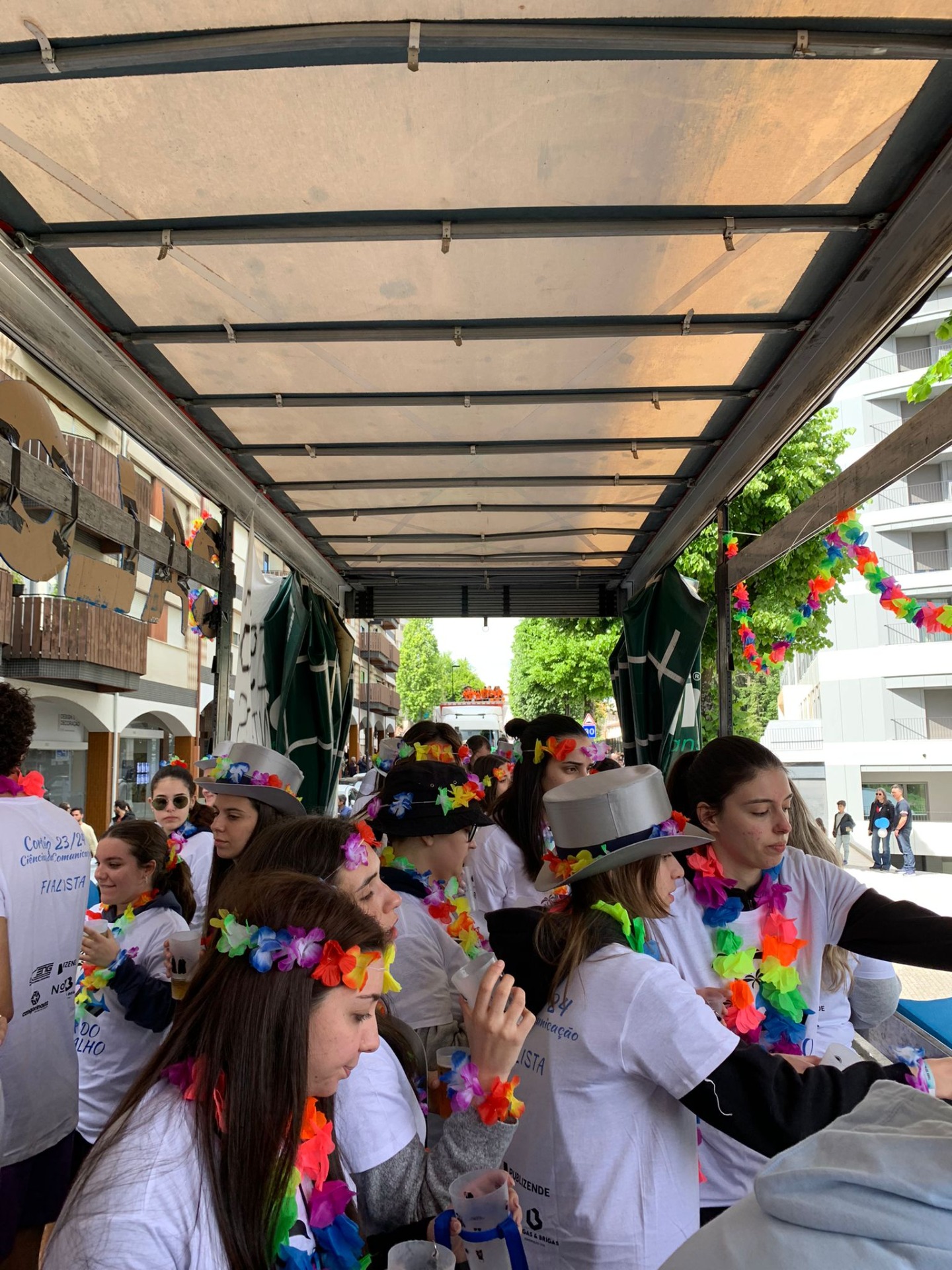 Imagem 2: Interior do camião de Ciências da Comunicação, vários jovens alegres, fazem a festa/ Vila Real/ Juliana Gomes/ 2024