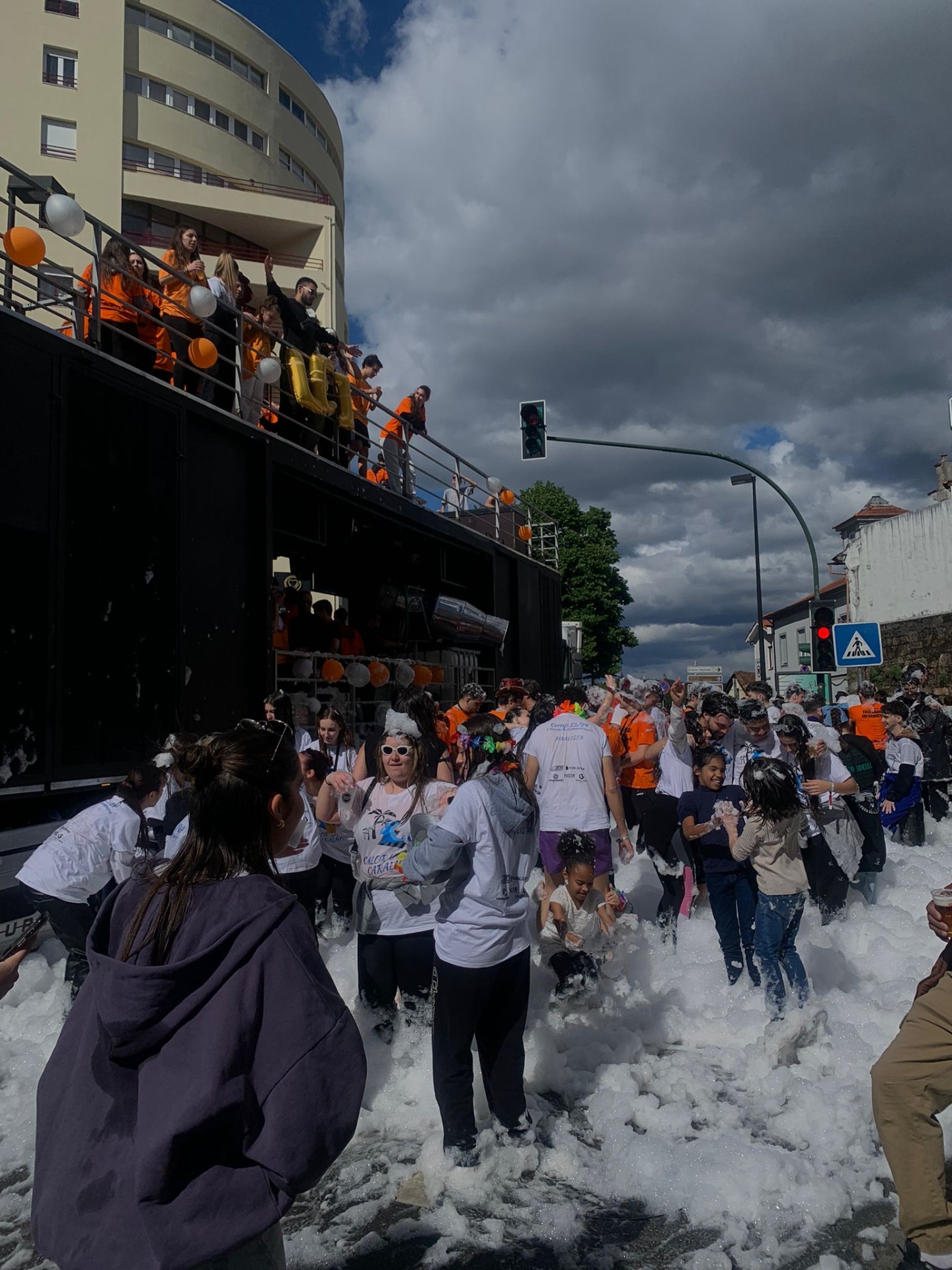 Imagem 3: Festa de Espuma do Curso de Engenharia Informática, alegra os estudantes e os visitantes da cidade/ Vila Real/ Juliana Gomes/ 2024