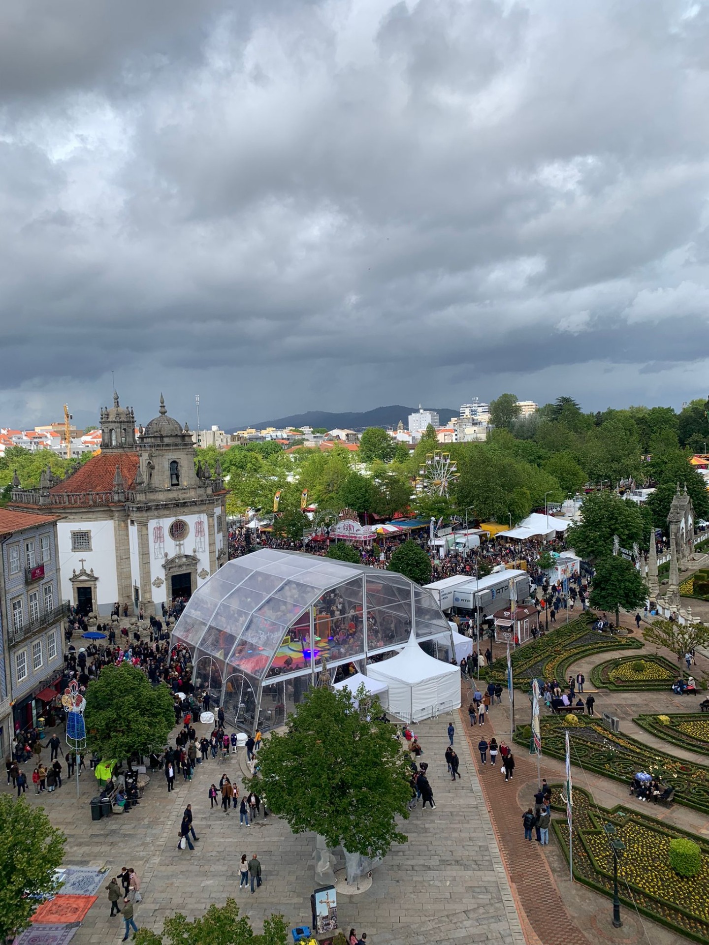 Imagem 5: Imagem tirada do topo da torre medieval com vista para a cidade de Barcelos, no dia da batalha das flores, dia 1 de maio de 2024/ Juliana Gomes/ Barcelos/ 2024