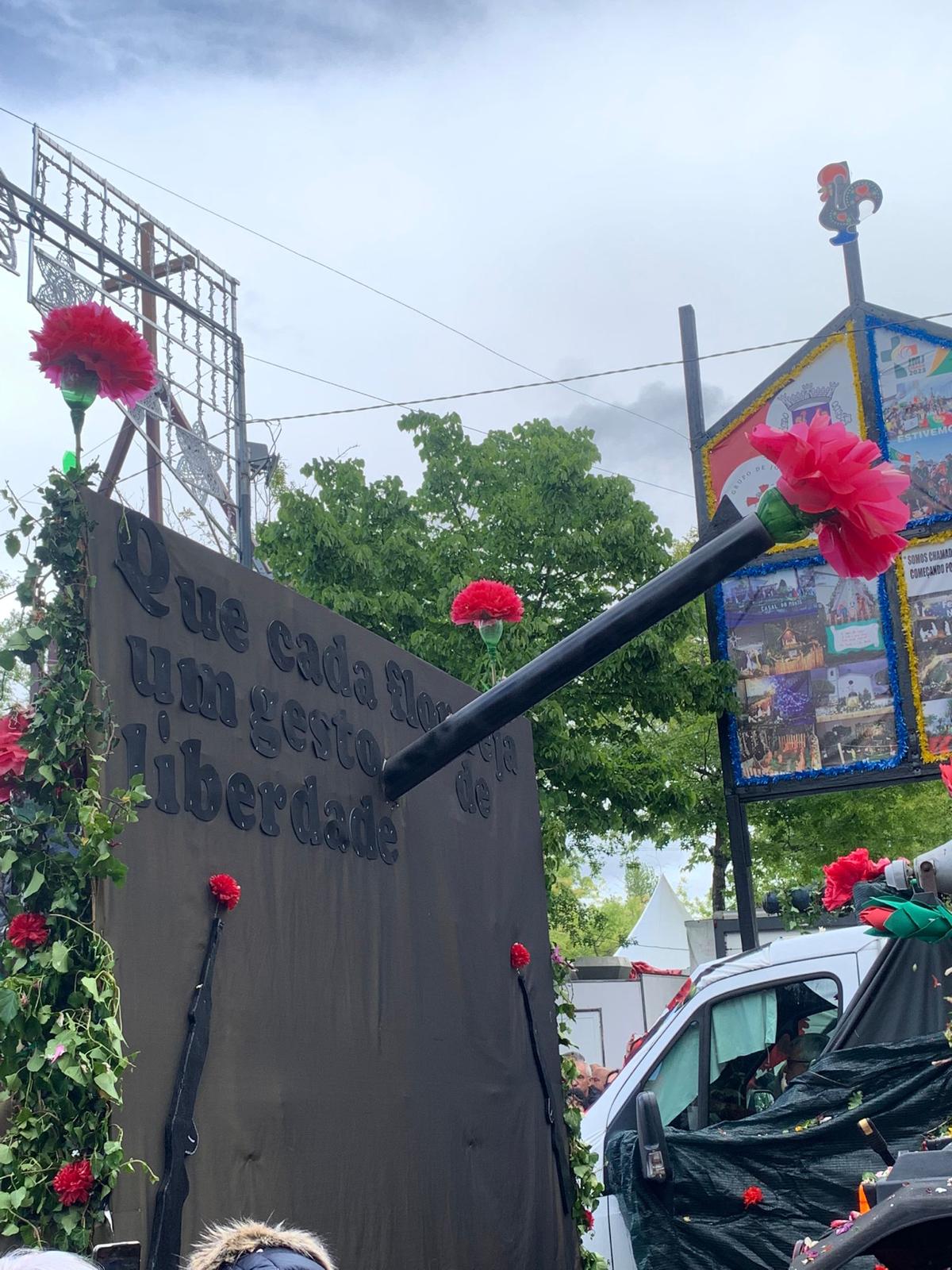 Imagem 6: Camião no desfile da batalha das flores, o tema do desfile de 2024 foi os 50 anos do 25 de abril/ Juliana Gomes/Barcelos/2024