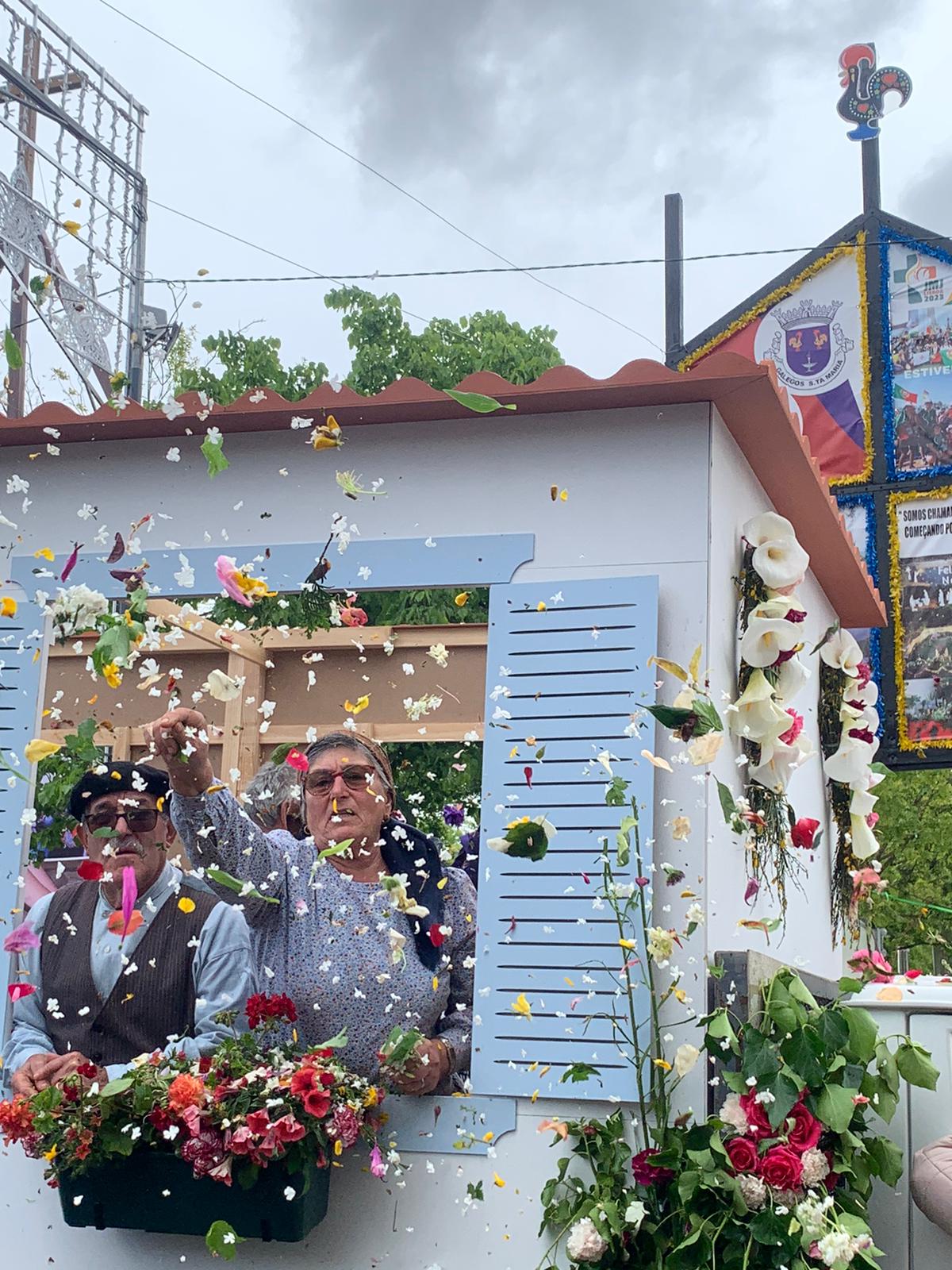 Imagem 7: Participantes da Batalha das Flores, atiram flores para o público que os observa/ Juliana Gomes/ Barcelos/ 2024
