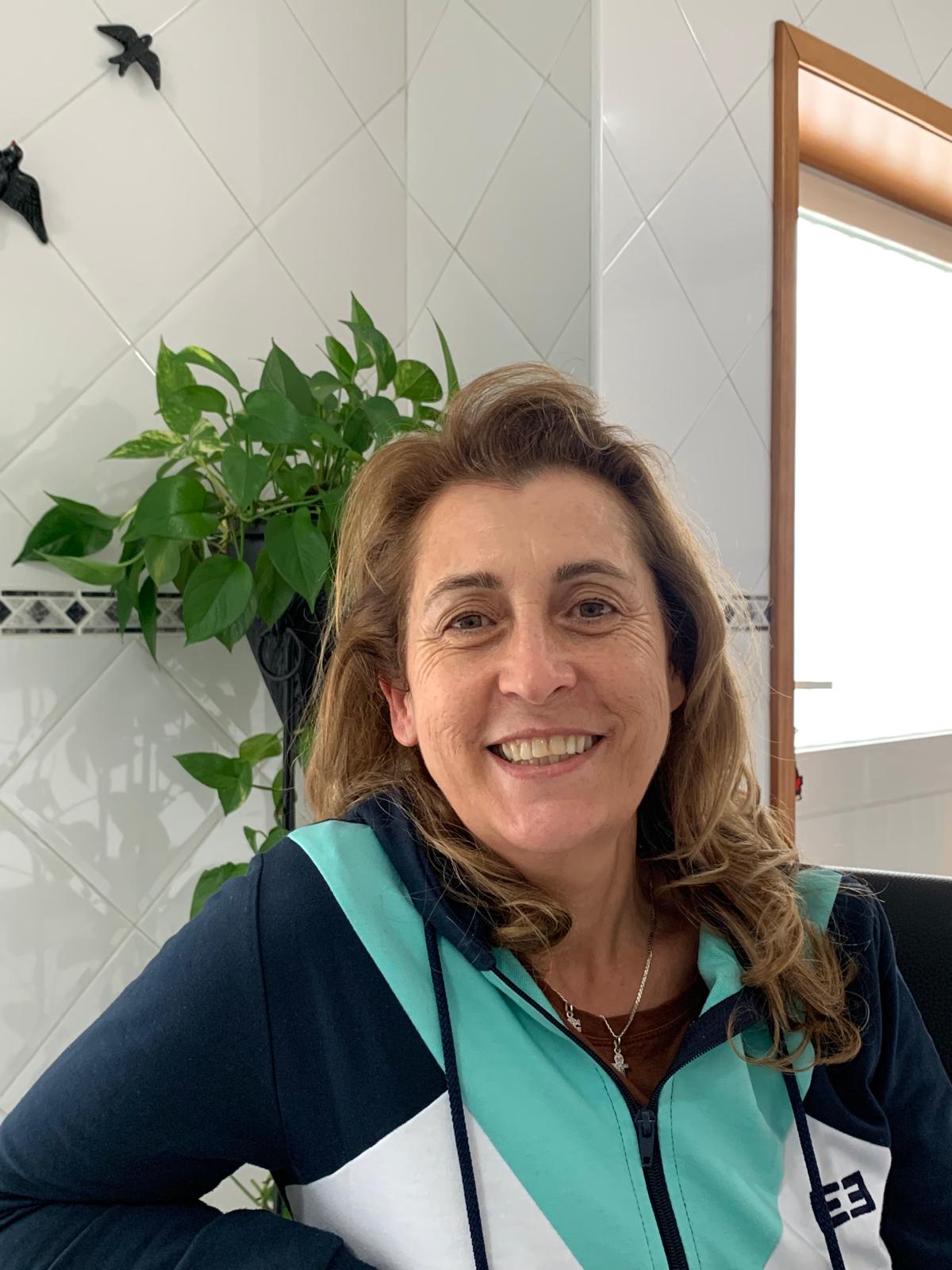 Imagem 2 : Goreti Costa, 57 anos, filha de Albertina da Costa, apesar de no dia 25 de abril, ter a tenra idade de 7 anos, lembra-se de passar necessidades, pois a mãe não tinha como alimentar 8 filhos. "Uma sardinha era dividida por três filhos". Lembra-se de ouvir os professores na escola a dizer o que tinha ocorrido em Lisboa no dia 25 de Abril de 1974. Juliana Gomes/ Barcelos/ 2024