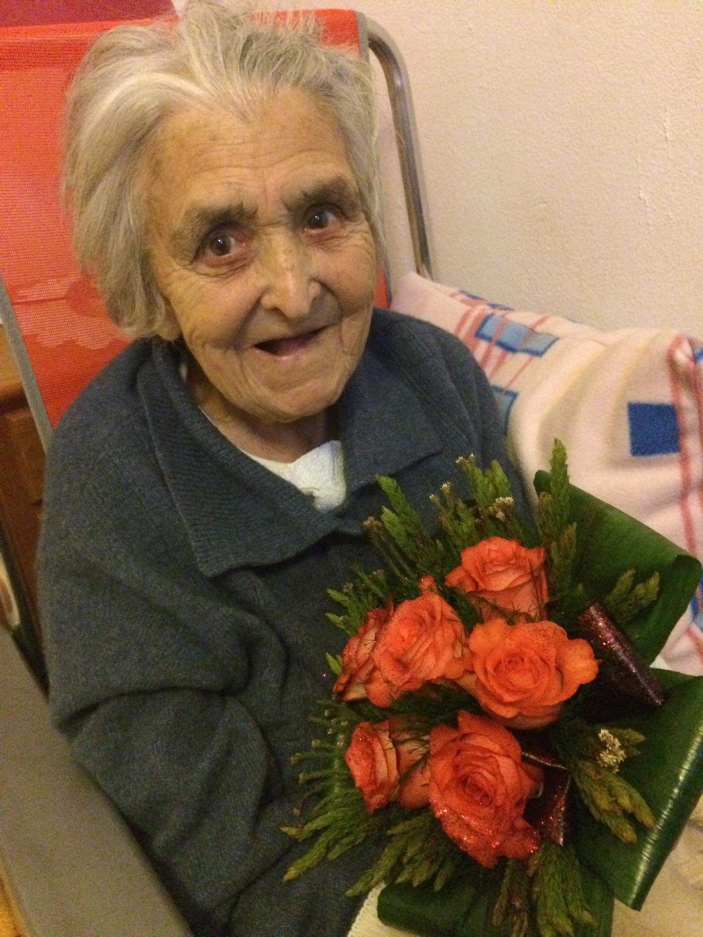 Imagem 1: Albertina Da Costa, Natural de Balugães, Celebrou este ano no dia 25 de abril 96 anos, tinha 46 anos quando se deu a revolução dos Cravos, lembra-se de não ter o direito de votar, de ter poucas poupanças e até mesmo o "uso de uma caderneta" onde cada família só podia comprar aquilo que se encontrava lá escrito./ Juliana Gomes / Barcelos/ 2024