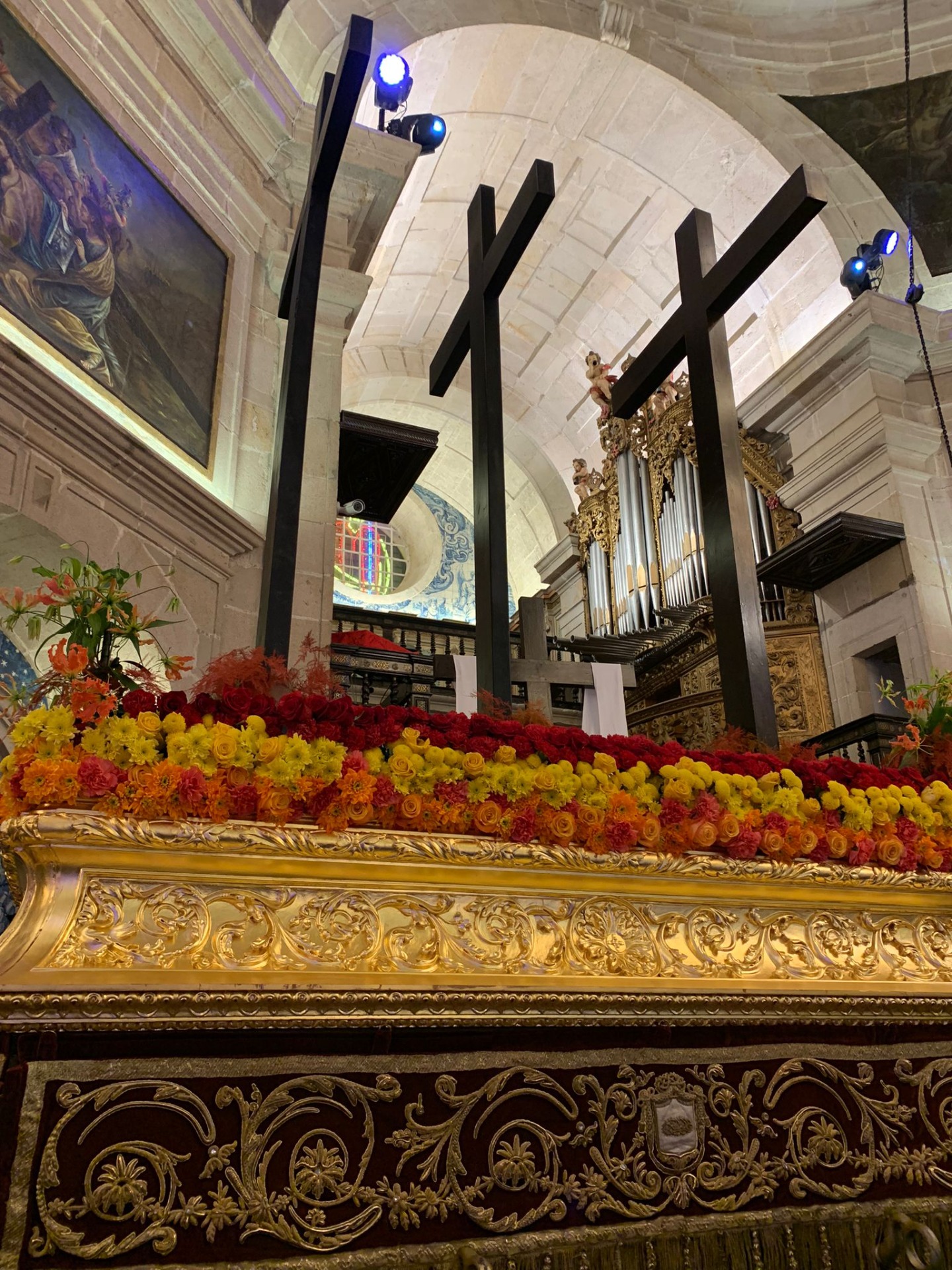 Imagem 3: Andor com 3 cruzes, no interior da igreja Senhor da Cruz, no centro da cidade de Barcelos/ Juliana Gomes/ Barcelos/2024