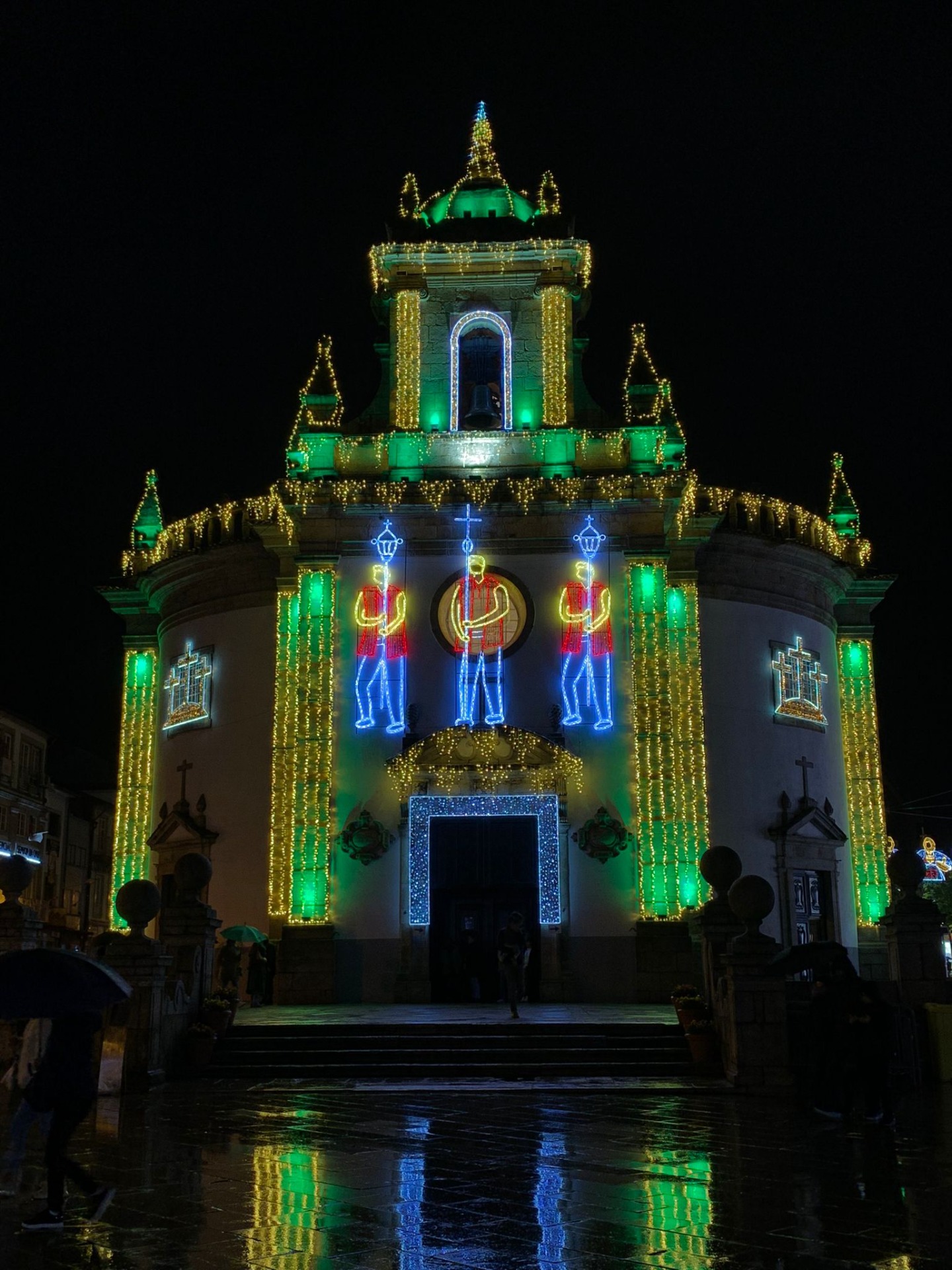 Imagem 2: Igreja do Senhor da Cruz, iluminada, localizada no centro da cidade de Barcelos/ Juliana Gomes/ Barcelos/2024