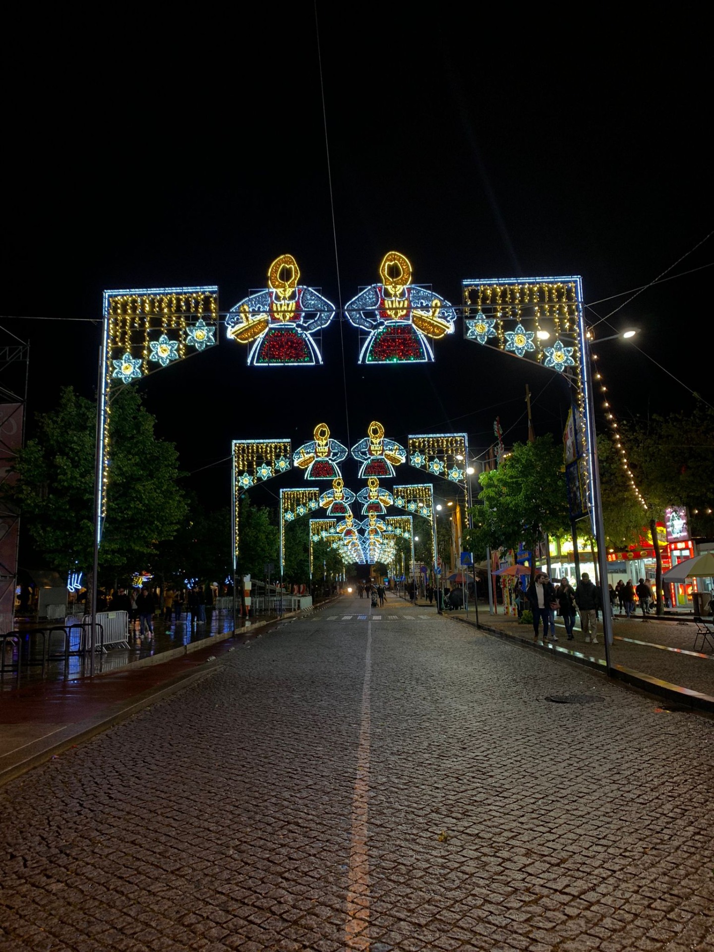 Imagem 4: Arcos iluminados, remetentes ao folclórico, uma das atividades principais nas festas das cruzes/ Juliana Gomes/ Barcelos 