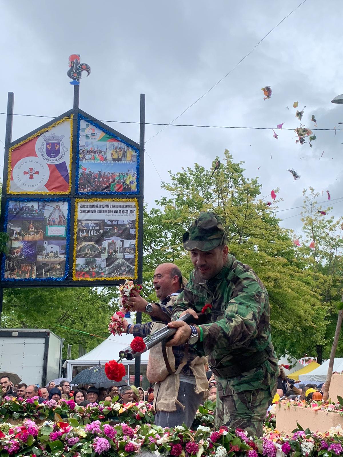 Imagem 9: Homem veste-se e representa Salgueiro Maia no desfile da Batalha das Flores/ Juliana Gomes/ Barcelos/2024