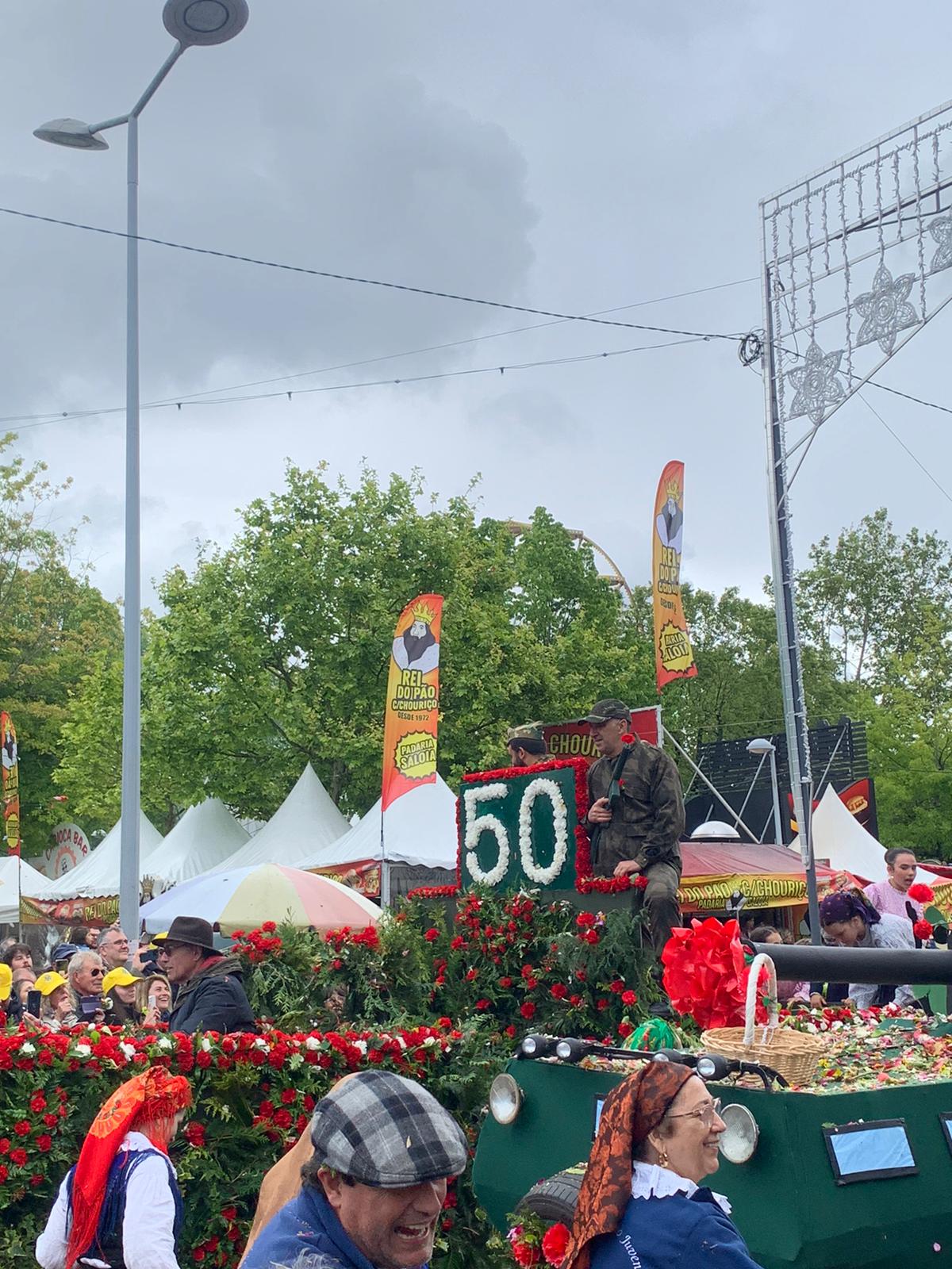 Imagem 10: Camião no desfile da Batalha das Flores que tem como tema principal os 50 anos do 25 de abril/ Juliana Gomes/ Barcelos/2024