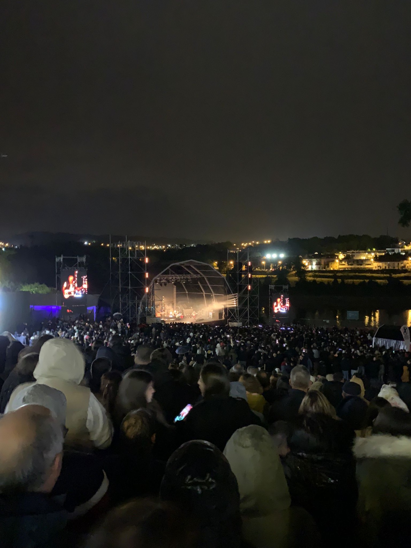 Imagem 11: Concertos noturnos, acontecem durante os 4 principais dias da Festa Das Cruzes/ Juliana Gomes/Barcelos/2024