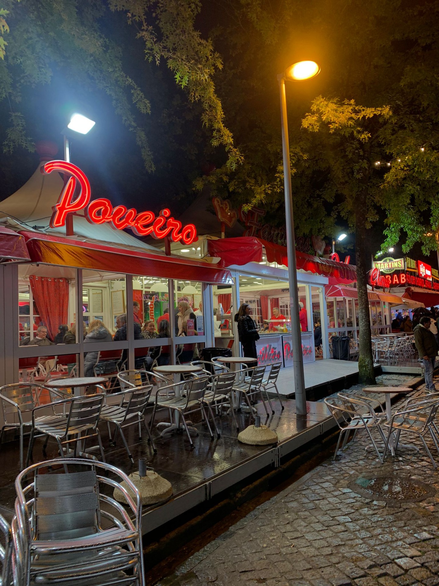 Imagem 12: A festa das cruzes conta ainda com uma praça enorme de alimentação, onde se encontra predominantemente roulotes de pão com chouriço e cachorros quentes/ Juliana Gomes/ Barcelos/2024  