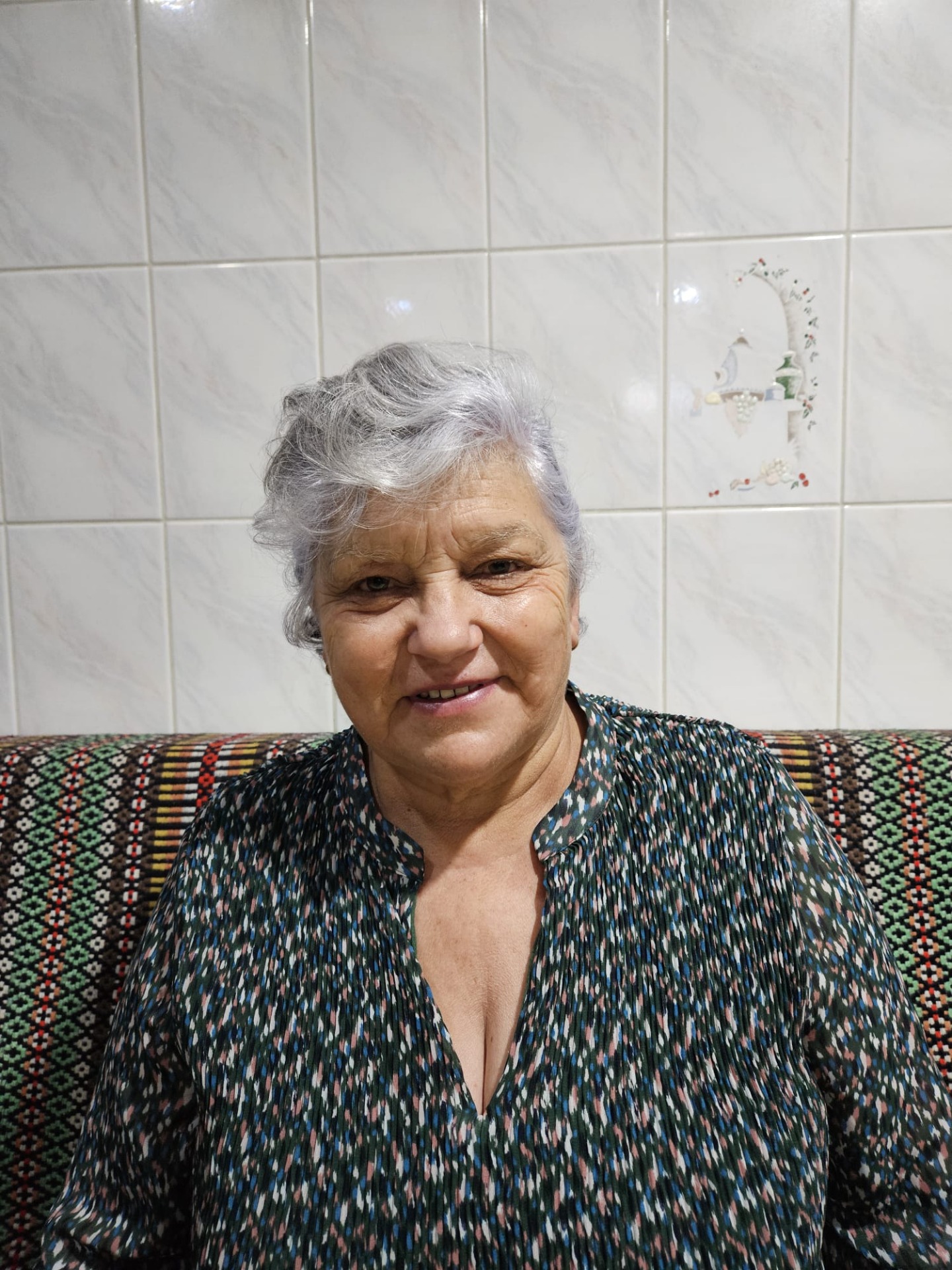 Imagem 5: Irene Matos , 68 anos, Natural de Barcelos, Tinha 18 anos quando se deu o 25 de abril, lembra-se de saber pela rádio que Portugal era finalmente um país livre. Juliana Gomes / Barcelos/ 2024
