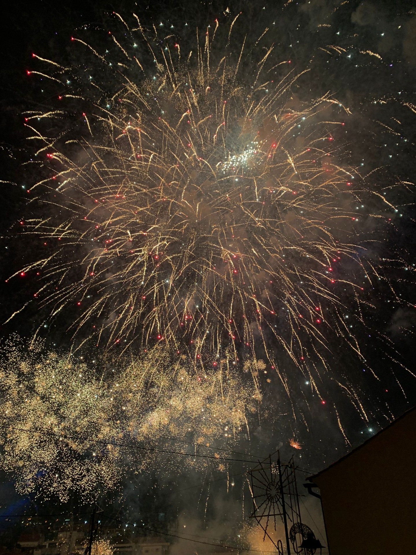 Imagem 15: Na Festa das Cruzes, todos os dias existe fogo de artificio em diferentes localizações da cidade/ Juliana Gomes/Barcelos 2024