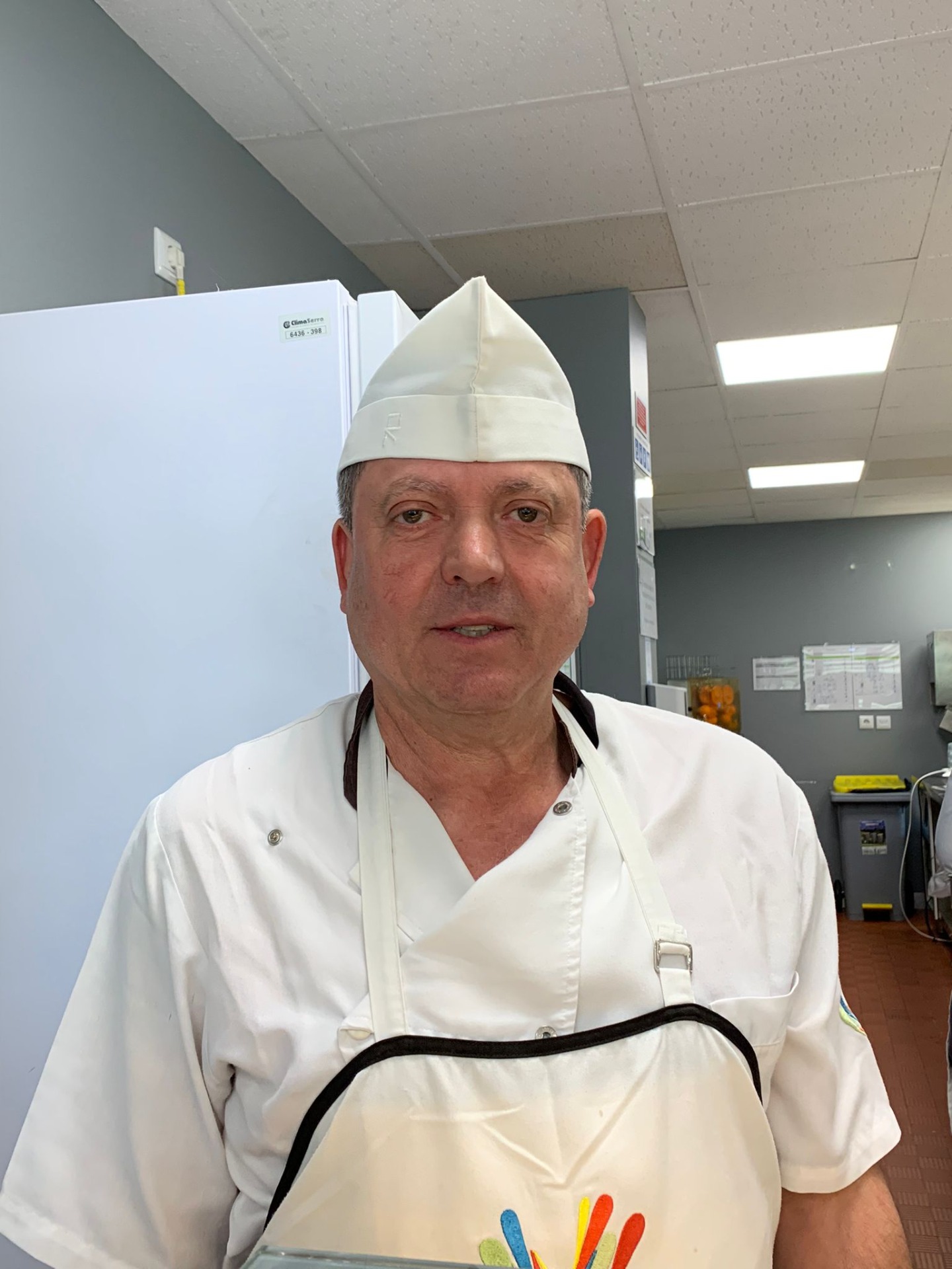 Imagem 2: Sr. Rogério, cozinheiro do polo 1 ECT/ Juliana Gomes/ Vila Real/2024