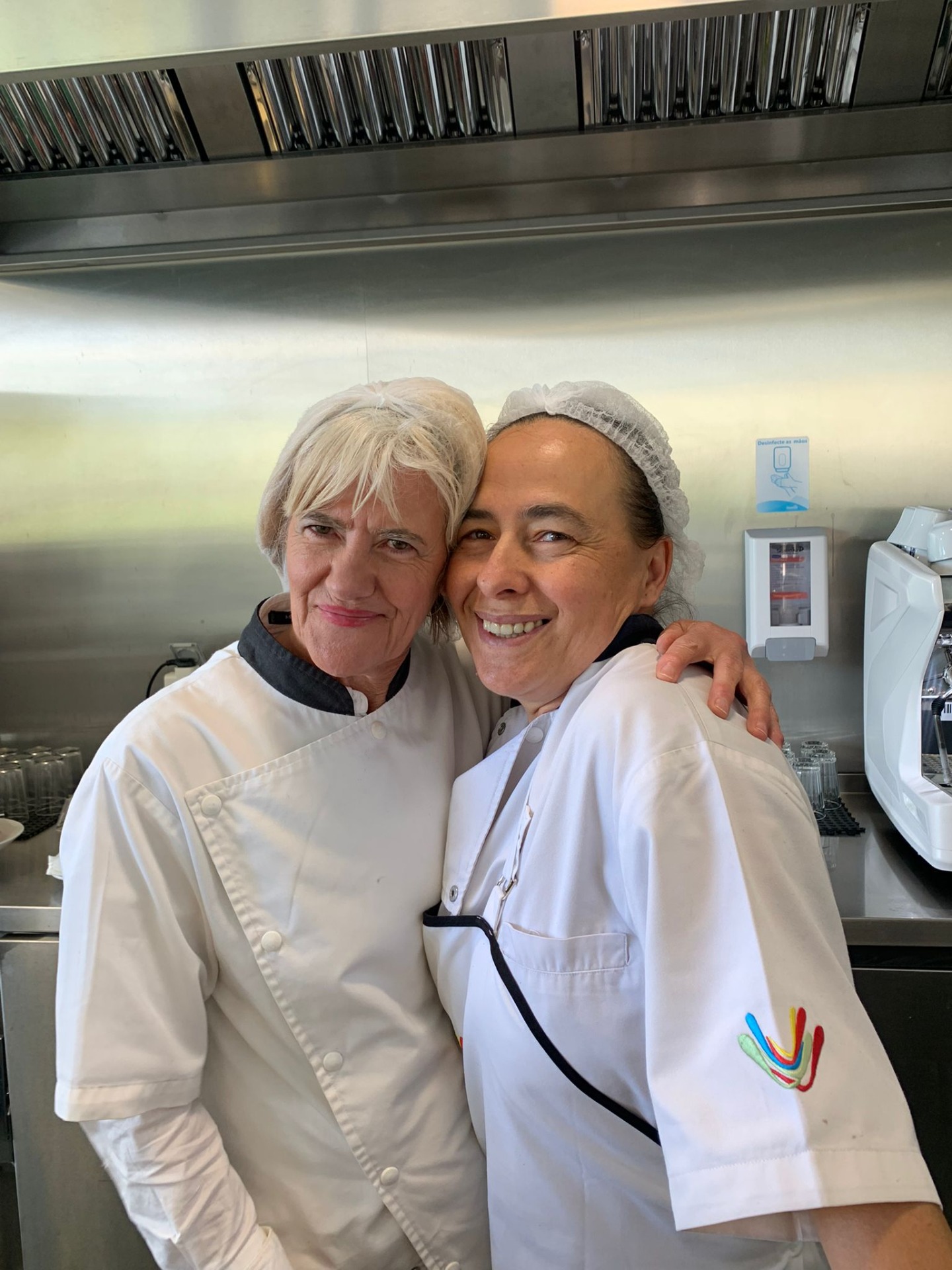 Imagem 3: Maria do Rosário Alves e Celina Barbosa, funcionários do Bar do polo II de Ciências Sociais e Humanas/ Juliana Gomes/ Vila Real-UTAD/ 2024