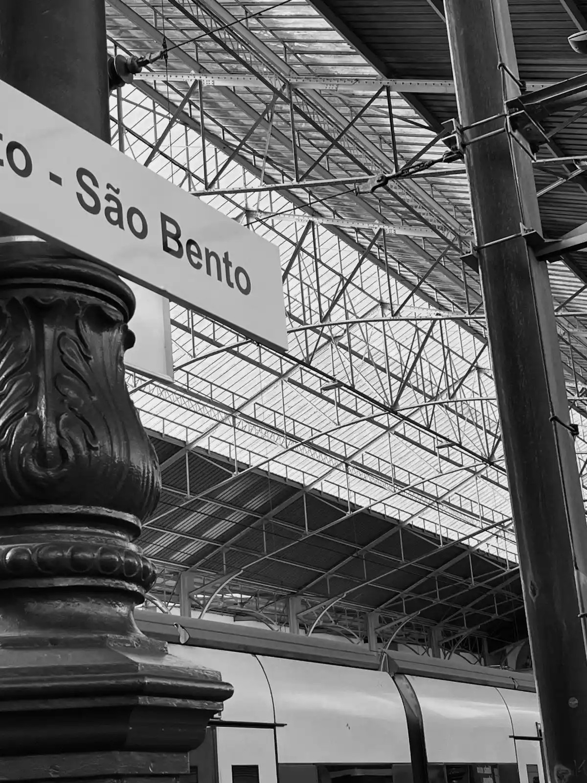 Imagem 2: Imagem de placa, dentro da estação de comboios de São Bento/ Juliana Gomes/2024