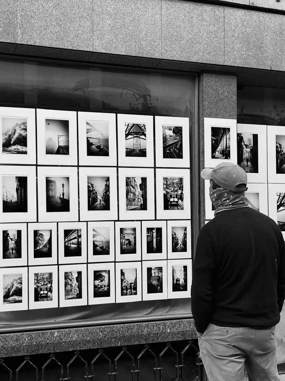Imagem 4: Jovem observa arte de rua, na Rua das Flores, Porto/ Juliana Gomes/2024