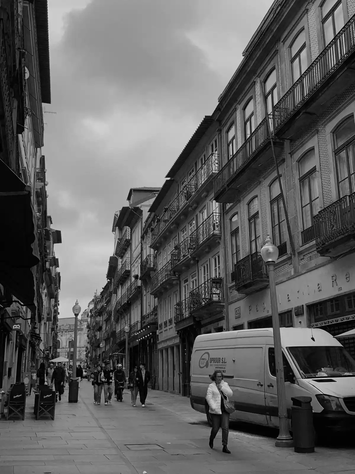 Imagem 5: Rua das Flores, Porto, Vários jovens e adultos, passeiam pela cidade, disfrutam da paisagem e dos bons sons que se ouve na rua/ Juliana Gomes/2024