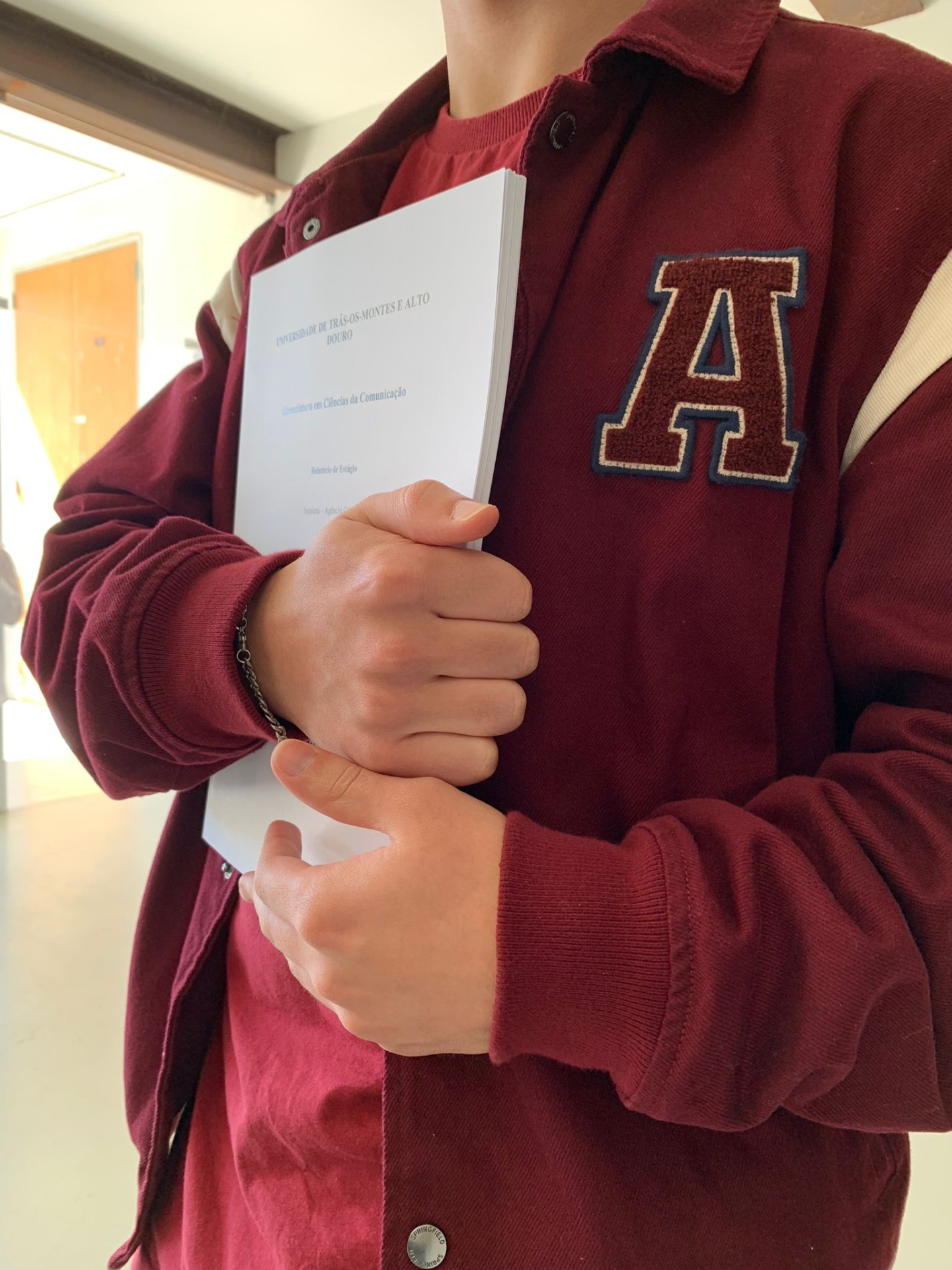 Imagem 4: Leandro com o seu relatório de Estágio, pois é finalista do curso de Ciências da Comunicação na UTAD/ Juliana Gomes/ Vila Real/2024